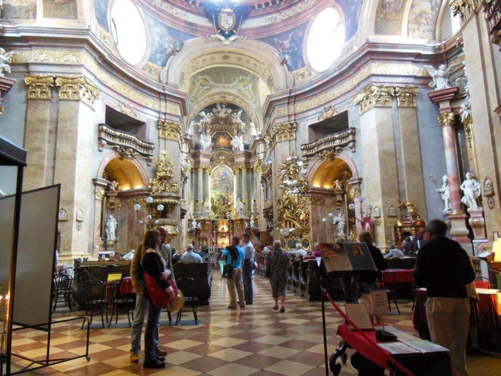 La iglesia está inspirada en la famosa Basílica de San Pedro de Roma