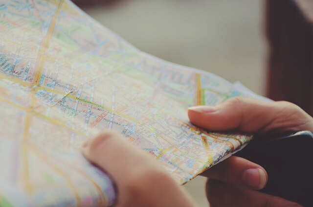 Viajando solo aprendes a orientarte y tomar decisiones [image by pixabay.com]