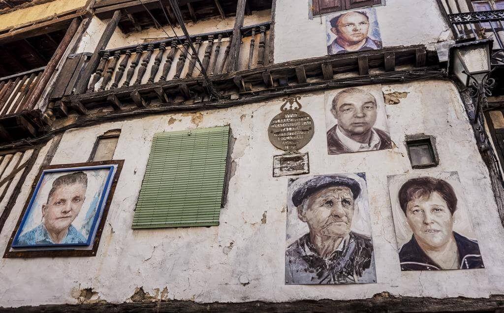 ¿Qué ver en Mogarraz? Retratos en las fachadas