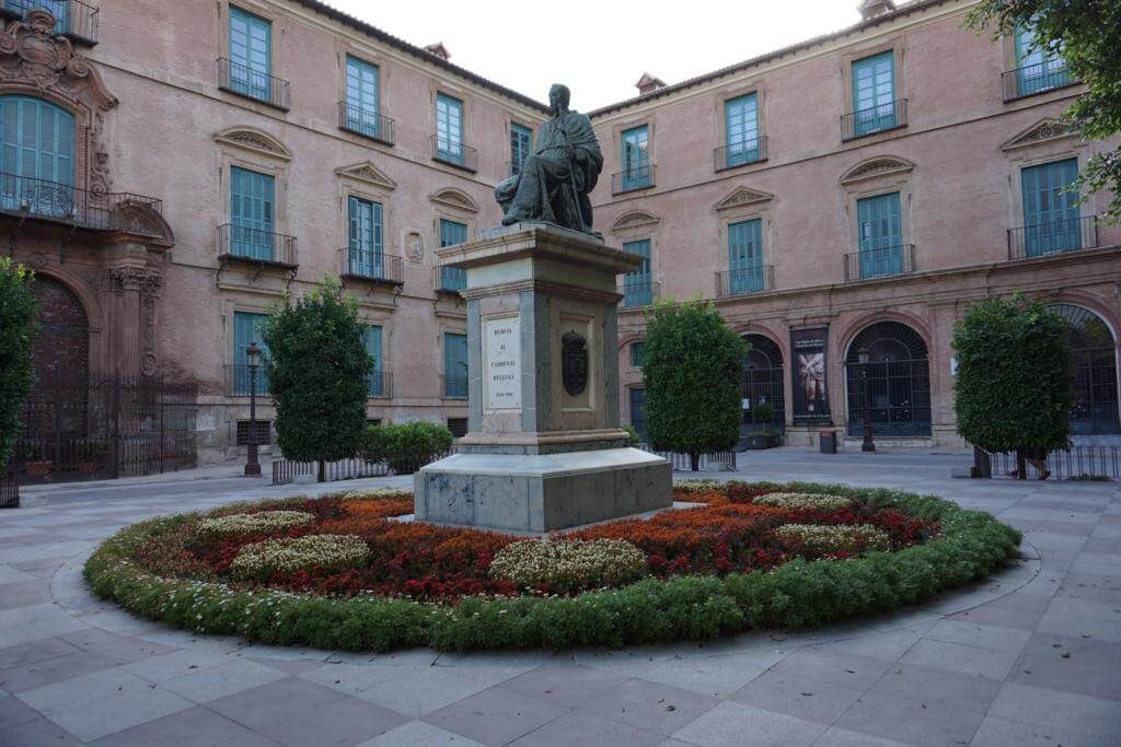 ¿Qué ver en Murcia en un día? Escultura del Cardenal Belluga
