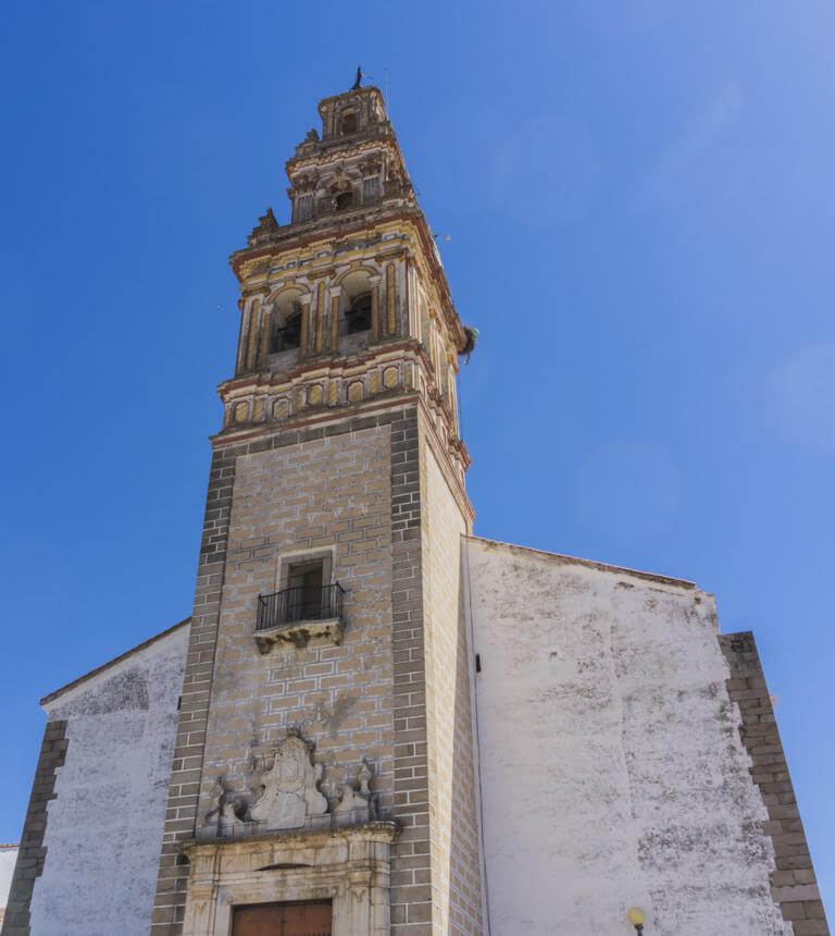 ¿Qué ver en Burguillos del Cerro? Iglesia de San Juan Bautista.